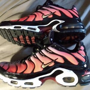 NIKES WOMANS SIZE 8 AIR MAX PINK PINK PINK